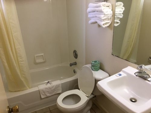 Colonade Motel イースト・ウィンザー エクステリア 写真